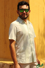 Cargar imagen en el visor de la galería, Guayaberas modernas